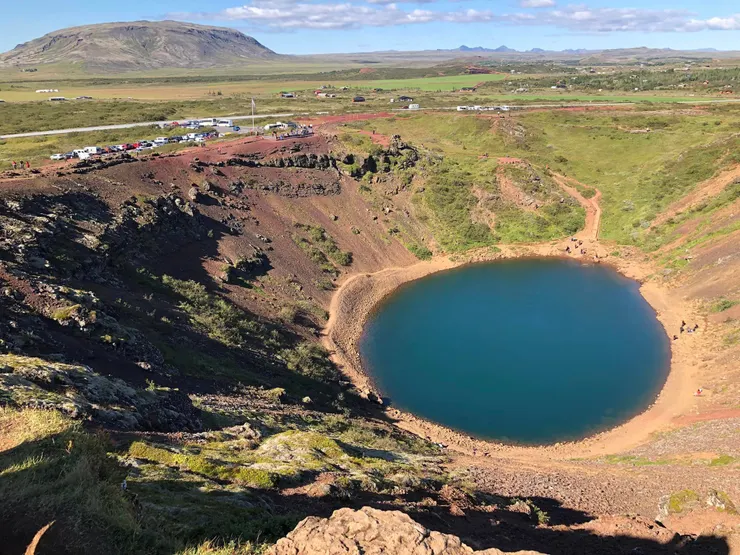 Kerið火口湖就像一顆藍寶石。火山口有步道環繞一周,湖畔亦有步道。