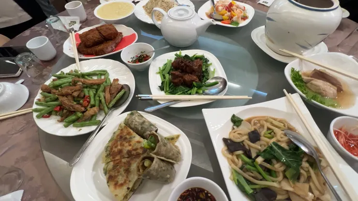 滿滿一桌豐盛的台菜合菜，這就是台灣人最愛的團圓滋味！來闔家歡聚餐絕對能賓主盡歡