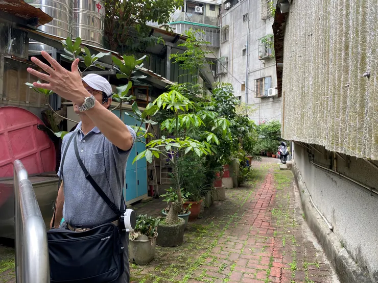 溪水流穿鐵皮屋與公寓之間的畸零地。何文賢老師分享萬盛溪在都市中呈現的五種樣貌。
