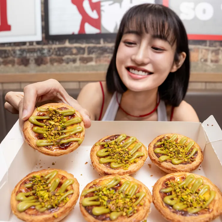 這款夢幻蛋撻自4月28日起至7月6日止全台僅限時販售10週。無論是閨蜜聚會、居家午茶，還是節慶送禮，「開心果脆粒蛋撻」都將是您今夏不可錯過的美味選擇。