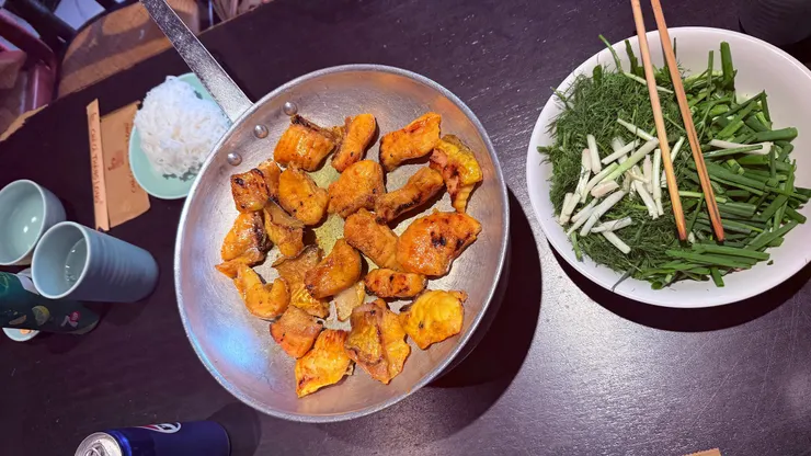 魚塊預先經薑黃醃製並烤熟， 新鮮茴香與青蔥等會如一起拌炒。