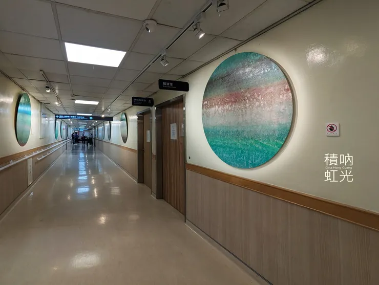 積吶虹光，〈虹心球系列〉，2019年，壓克力顏料、紙。