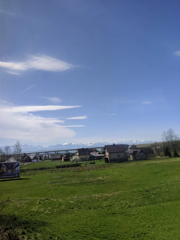 因為那天天氣很好，所以開沒多久，就已經可以看到上頭有白雪的Tatra山脈了🥰