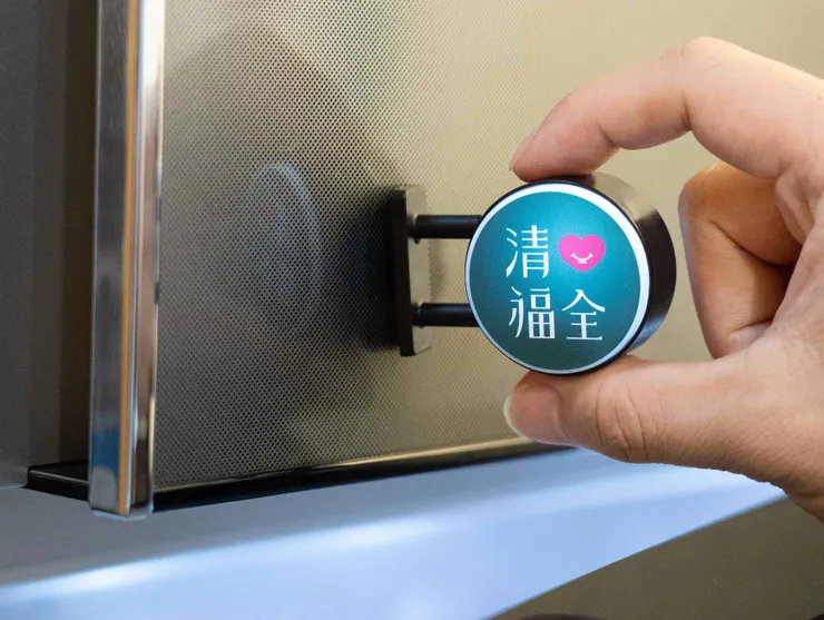 圖說：清心福全38週年紀念小燈箱，經典墨綠配色與LOGO設計，小巧精緻且具磁吸功能，是粉絲必收的限定周邊。（資料來源：清心福全）