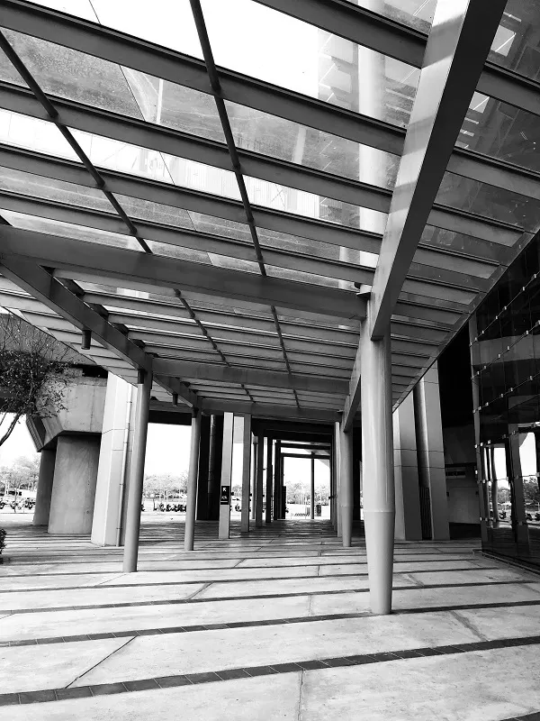 平日的高鐵站戶外空間,黑白色系更能表現其空間與線條之美。