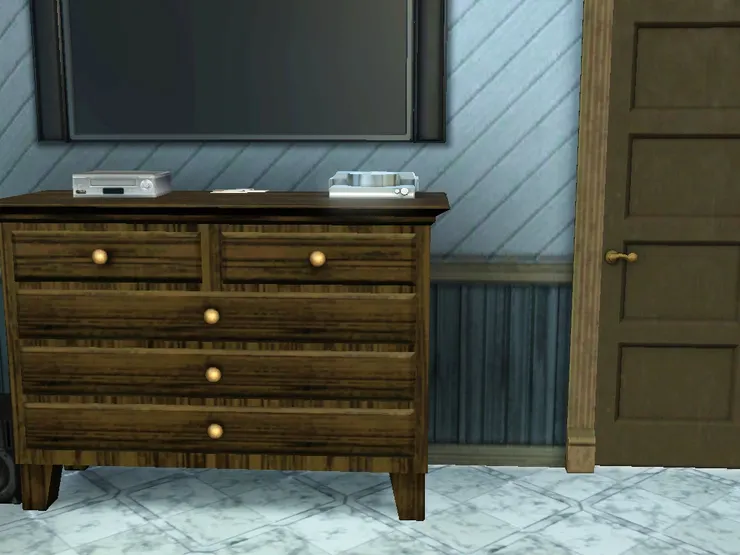 一家人不出去的話喜歡留在家裏看影碟，所以有一整櫃。爸爸放假也會跟翠兒玩遊戲機，所以這裏擺放了一家人的娛樂用品。