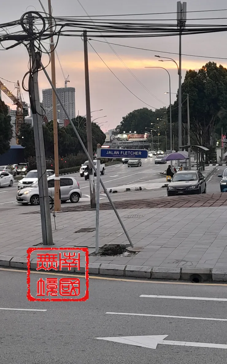 Jalan Fletcher 路牌，位於加油站和麥當勞之間的路口處。-本人攝於2025年6月27日。