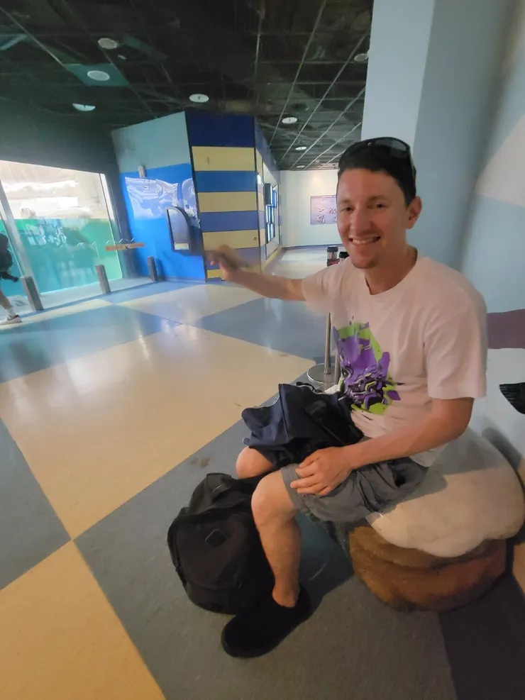 他走了一整天都不覺得累，還順便幫我搧風