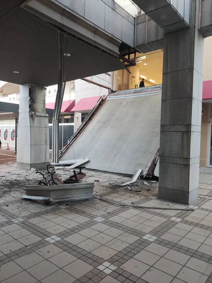 加賀市沒有很大的災情，目前看到大概就是賣場跟美術館連結的天橋斷了