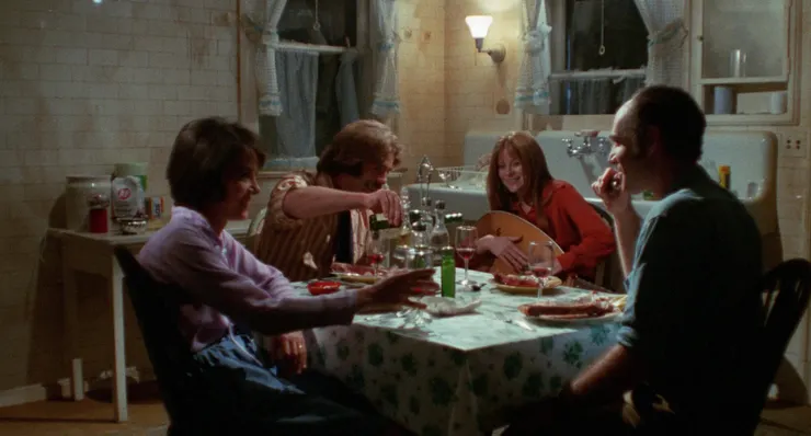 眾人在晚餐中相談甚歡，兩位男士也不由自主受到艾蜜莉吸引。