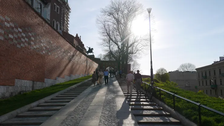 前往瓦維爾城堡