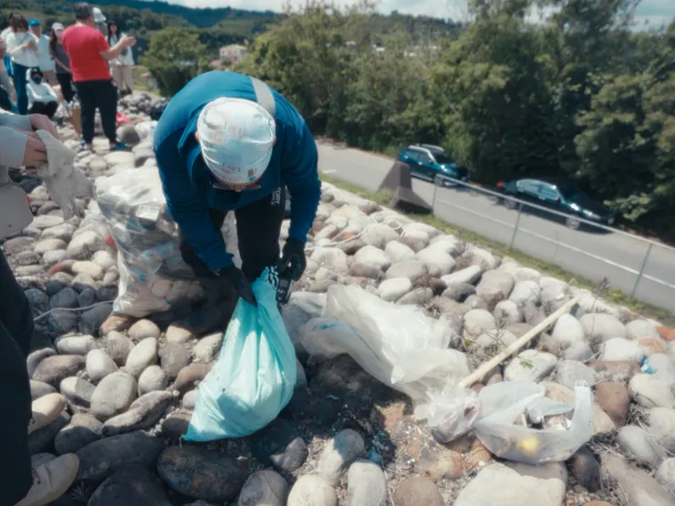 圖說：生態貓食品牌「貪貪Munchee」攜手台灣石虎保育協會，號召近30位民眾舉辦淨溪活動，清出逾26公斤垃圾。（資料來源：貪貪Munchee）