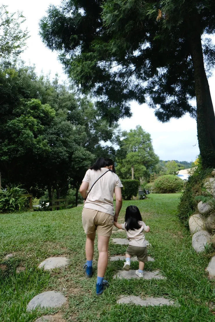 喜歡牽著女兒的手探索這個世界