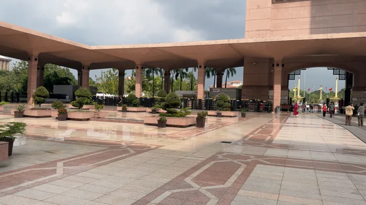 曬到太陽的這段路超級燙🔥，腳有被燙傷的感覺。