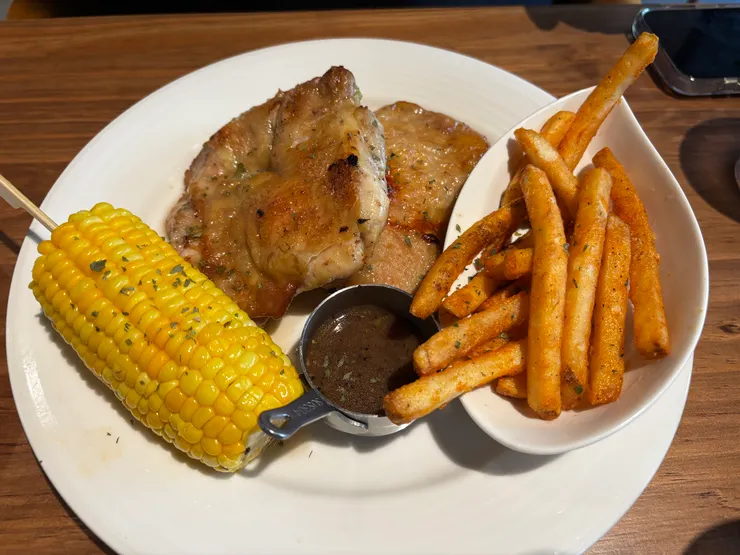 嫩煎雞排（烤的剛好 切的時候會有雞汁流出來）