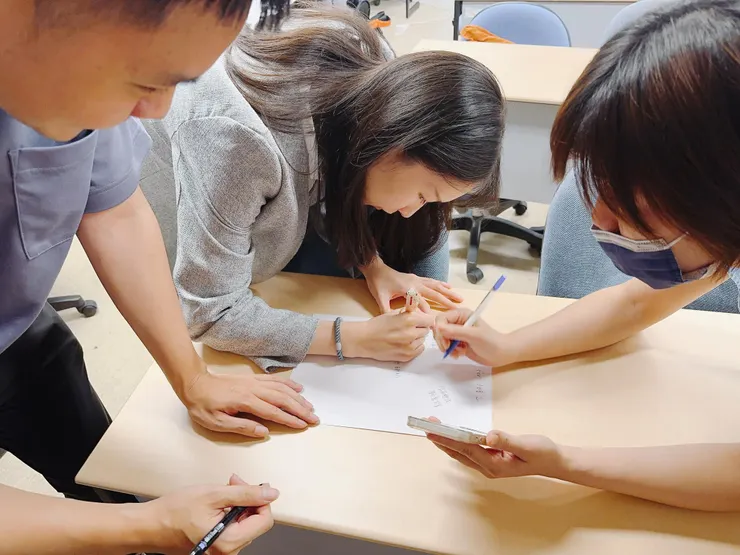 同學們實在很溫暖～覺得課程這個part很適合小暗～於是每個人準備了小驚喜要送給她