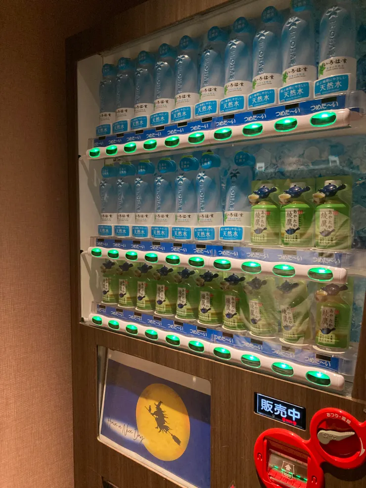 自動販賣機的水和綠茶也是免費的
