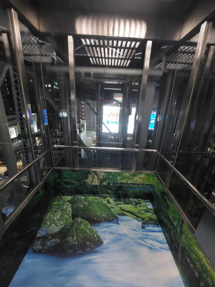 電梯的樣子，從電梯裡就可以看到外面的夜景！