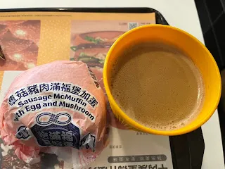 雖然知道獲利機會不大,仍然想去累積經驗值,這樣的想法是基於想與他人作出差異性。因為已經為人所熟知的獲利路線,能得到的利潤當然相對少的,因為其中已經沒有資訊量的落差,甚至還會因為太多人的參與,而變得利潤持續降低,進入所謂的紅海階段。