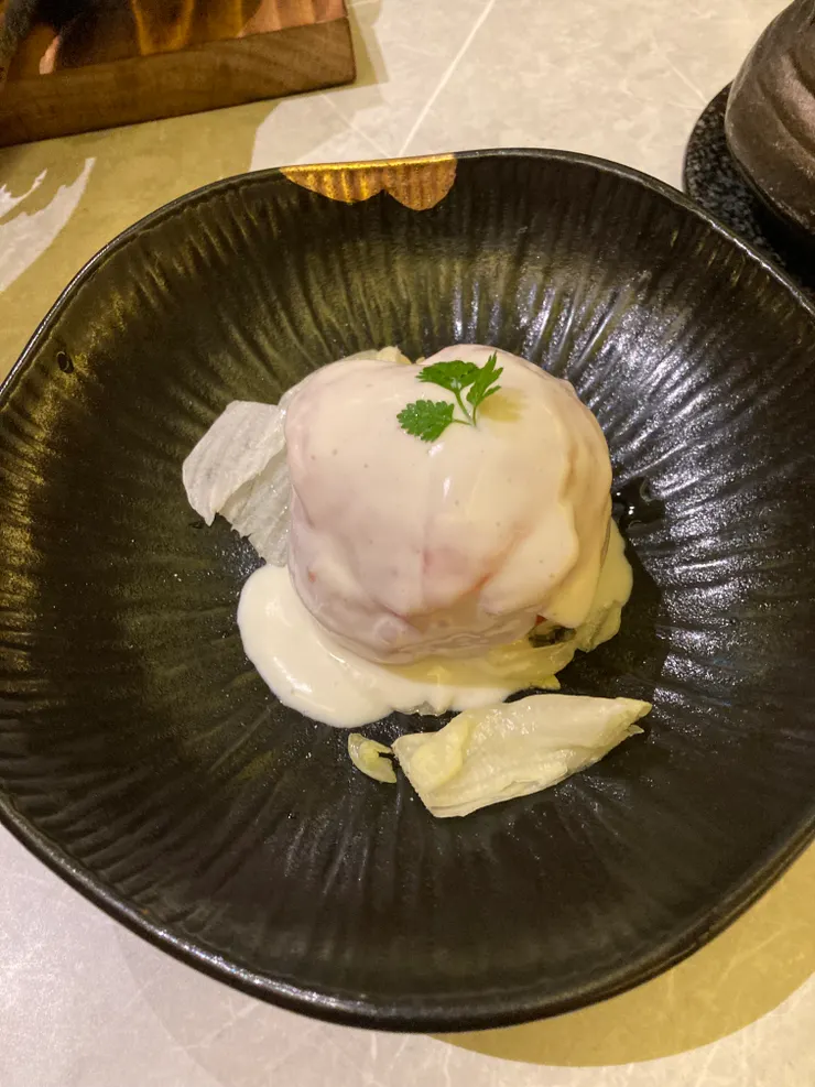 優格包覆著番茄，番茄層內夾著鮭魚