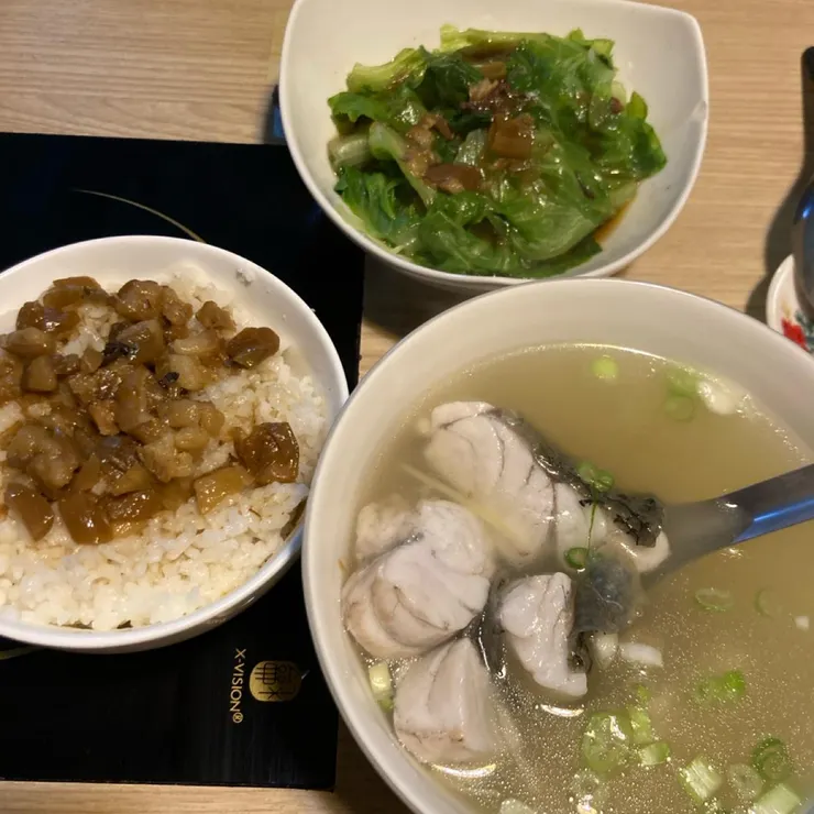 美味的魯肉飯、鮮魚湯（圖片截圖於網路）