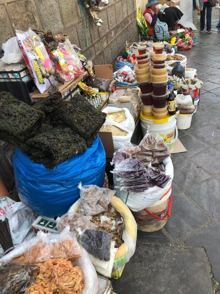 市場外也有個體戶擺攤。