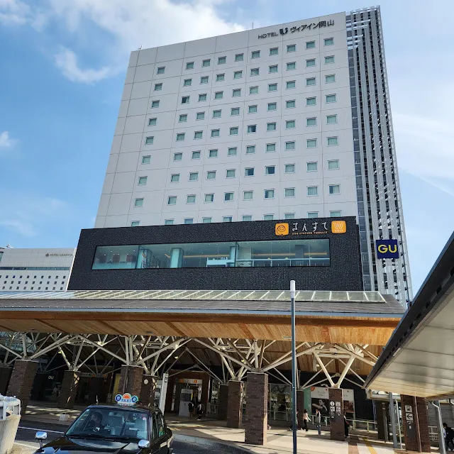 一上來便看到和岡山站共構的 VIA INN，想必許多人來到岡山便下榻此處吧