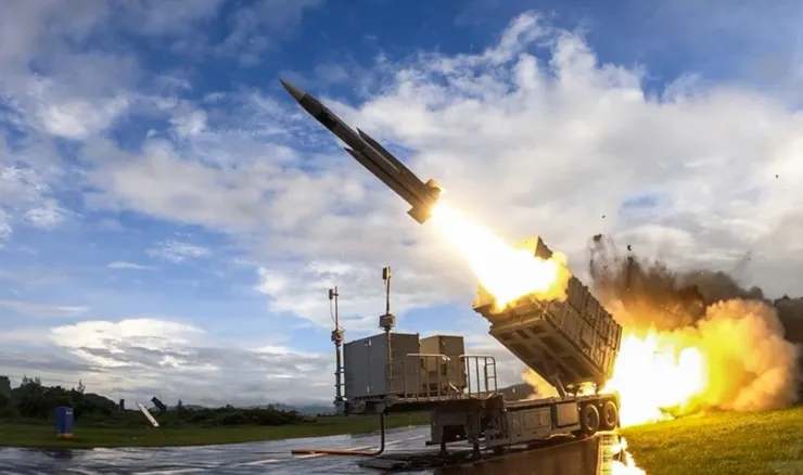 據自由時報報導(連結):總部位於美國紐約的《看中國》今年2月6日以「【袁紅冰熱點】內幕首發：習統戰新指示 全面搞亂滲透台灣！戰場就在立法院！」為題發表長文，矢板明夫特別節錄文章重點：「袁紅冰披露，接到習近平的指示之後，中共國台辦迅速行動起來，並在1月27日就向習近平和王滬寧提交了一份文件，題目叫做《佔領台灣立法院制高點的統戰戰略要點》。這份文件現在已經發到中共各個省市自治區的統戰部、政協和地方國台辦的主管領導一級。」(網路截圖:軍聞社)