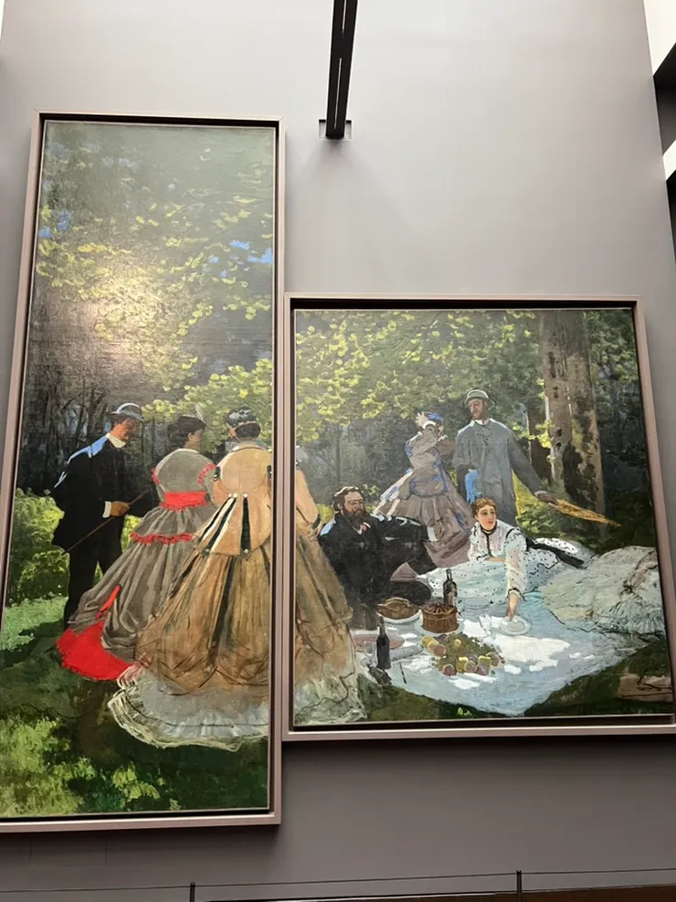 這張「Luncheon on the Grass/草地上的午餐」是莫內比較早期（1865-1866）的畫作，陽光被樹葉篩過的光影十分有趣，而畫裡面的人也都是他的朋友。為什麼一幅畫被割成兩半呢？因為他當時沒錢付房租，將這幅畫抵押當保證金，但是沒被好好保存，等他取回，許多部位都有破損，他只好將最重要的部分割下來保存。