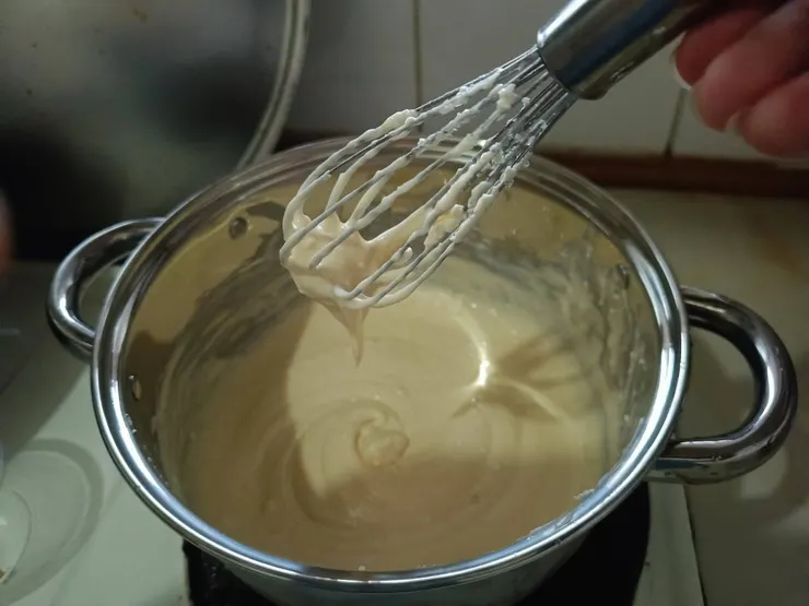 這時的乳酪糊拉起會在攪拌器成尖尖的