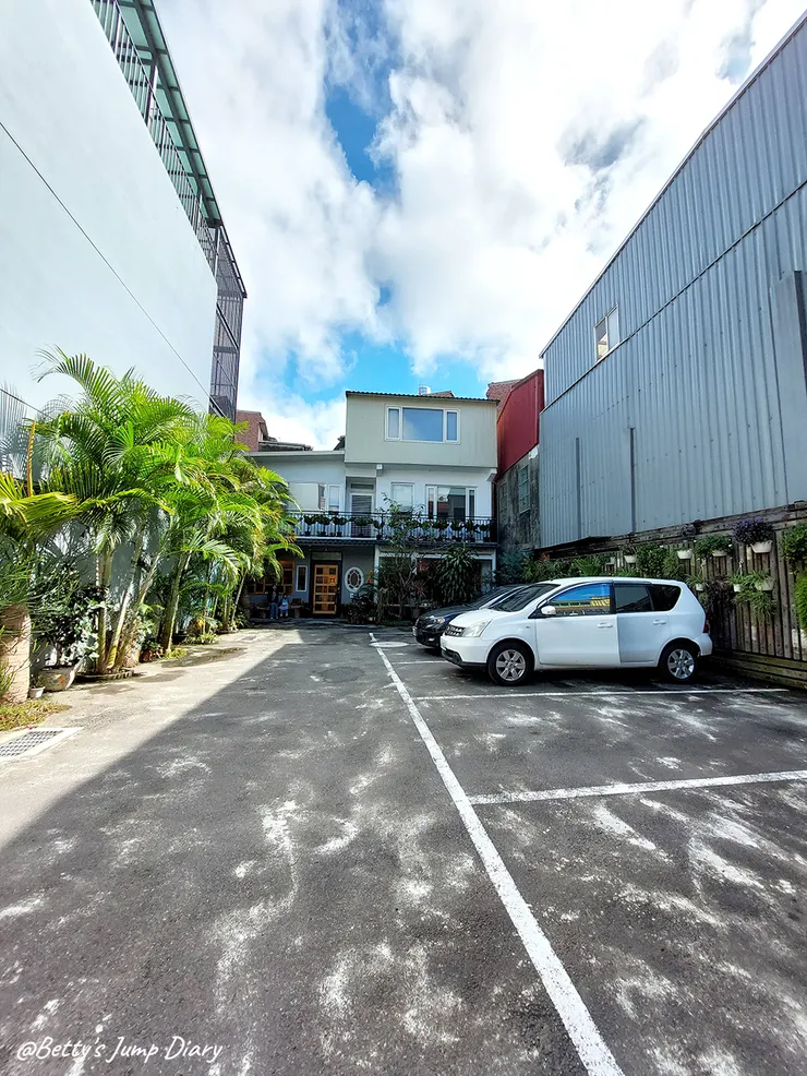 ▲龍潭「野薑花與貓」庭園餐廳/ 圖片來源:Betty's Jump Diary