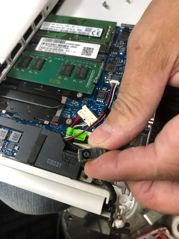 充電座裡面的銅片已經偏斜到消失,難怪無法充電。