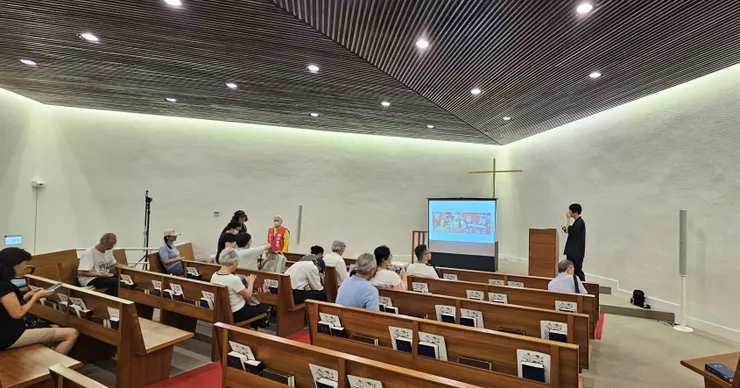 在二樓，後來人爆滿。