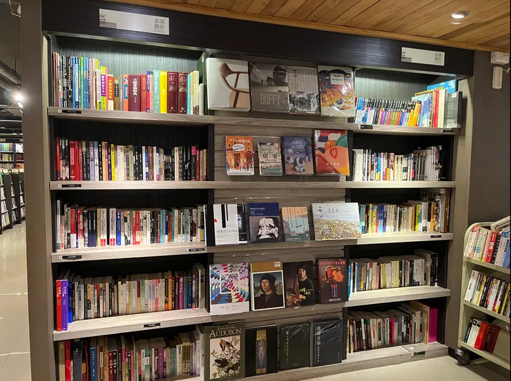 各種書類分類清楚，排列整齊。