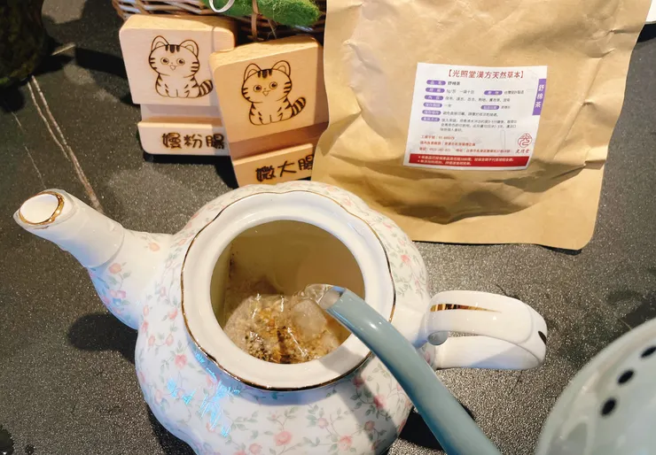 沖泡方式：用熱水 500-600CC沖泡，約莫3分鐘，散發出茶色即可飲用。