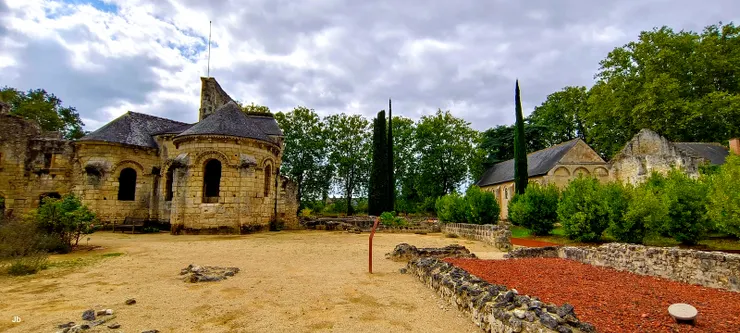 【千年歷史仍難免毀於二戰兵燹！修道院廢墟，右下角為一座小教堂遺跡。】