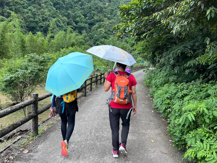 約1.6公里的產業道路無遮蔭，怕曬自己撐傘。