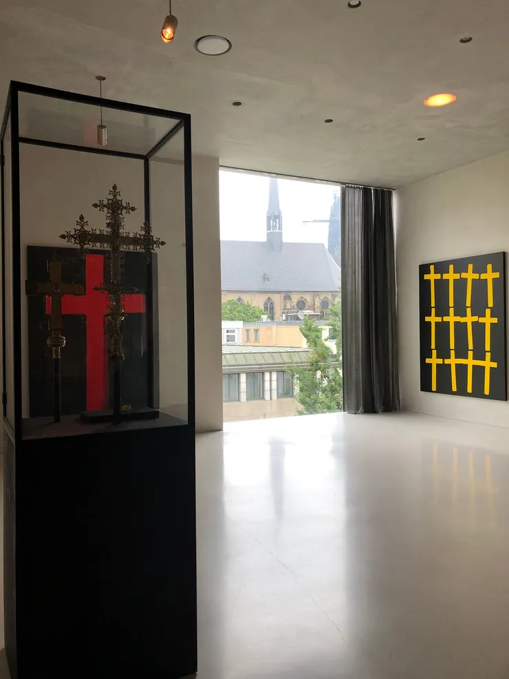 從古到今，虛實交錯的十字架 ©Claydee