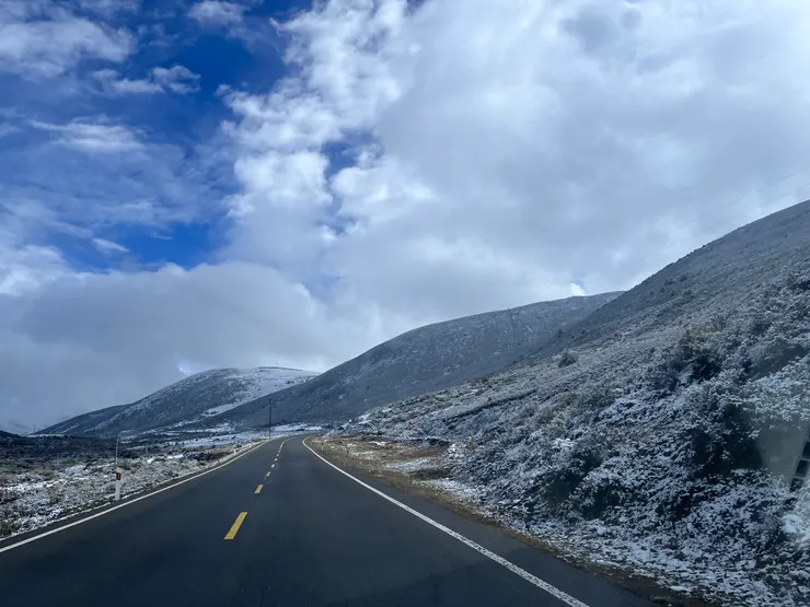 回程的亞丁，天空一樣藍，不過這邊沒下雪