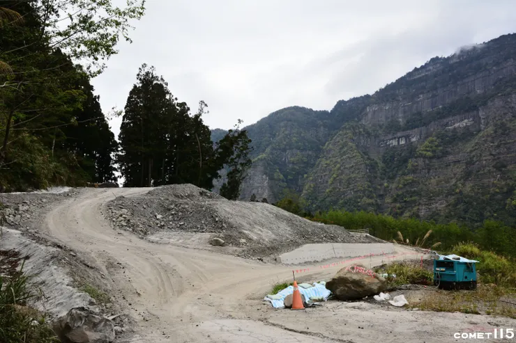 隧道工程挖出來的土石採階梯狀堆置，避免再次崩塌