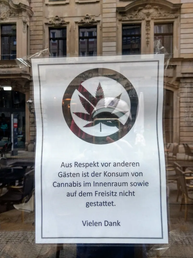 「出於對其他客人的尊重，室內或室外座位區禁止吸食大麻」（我說那個香煙有比較尊重嗎？ *目前德國娛樂用大麻合法，但有限制持有數量及種植數量（限自用），且需加入非營利的種植協會者才可購買。