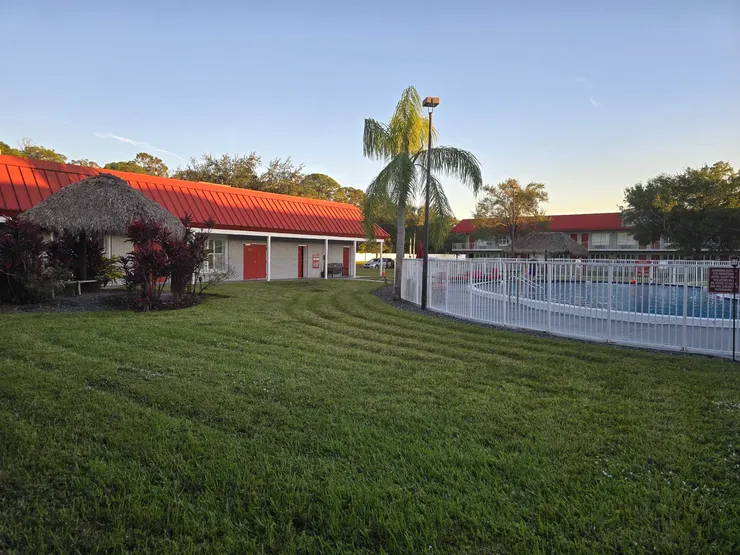 美國有很多旅館都有附設泳池和座椅