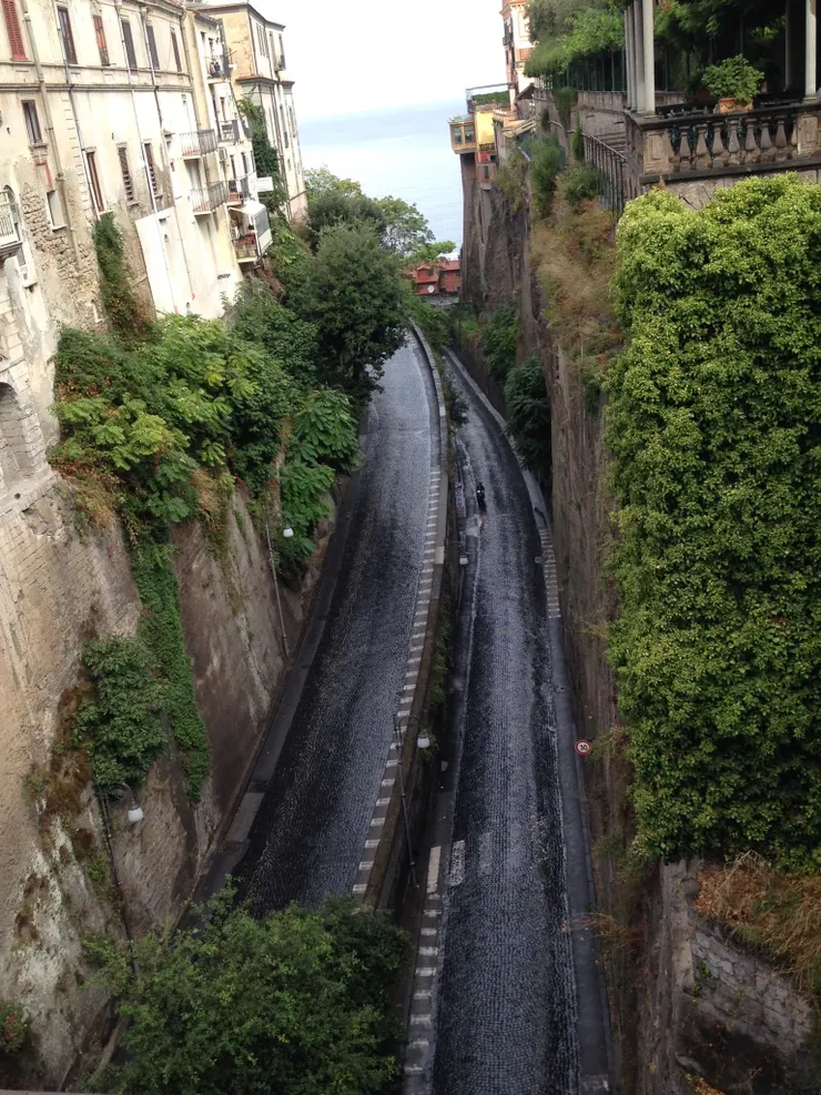 道路將山壁一分為二的奇景