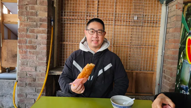 我在新竹內灣老街享用油條加杏仁茶!