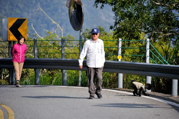 【這裏就很好且暫停散個步】