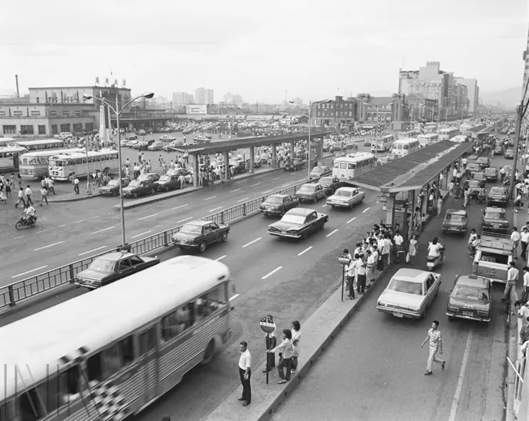 刊頭 1972年臺北車站前忠孝西路的交通情形 檔號：A325000000E/0053/0046/1