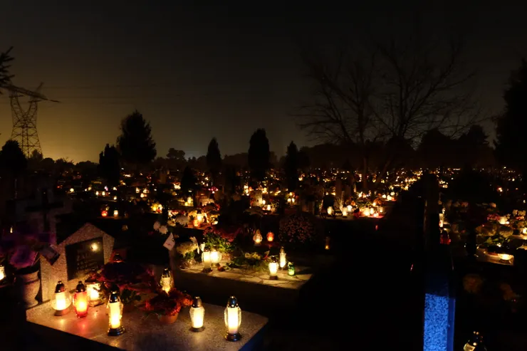 夜裡的墓園景色，Shot By Emma@11/2014.