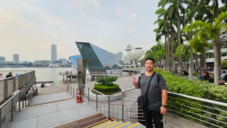 我身後是新加坡很有名的水上LV!