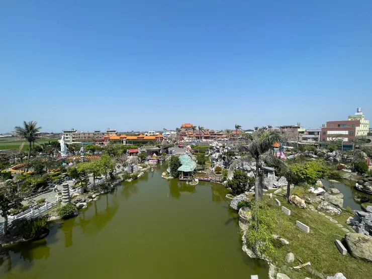 這是橋上的風景，水超綠。