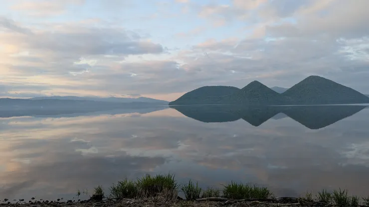 洞爺湖清晨的湖面平靜無波